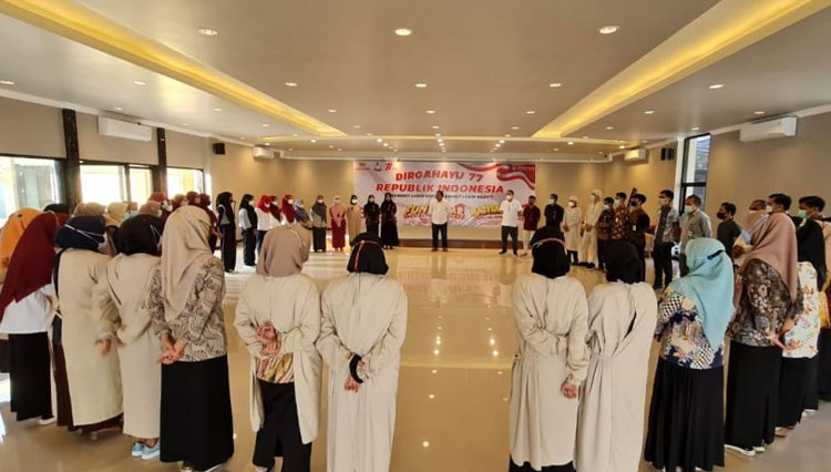 drh.Puguh Wiji Pamungkas,MM saat memberikan pengarahan pagi pada pegawainya di RSU Wajak Husada. (FOTO: AJP TIMES Indonesia)