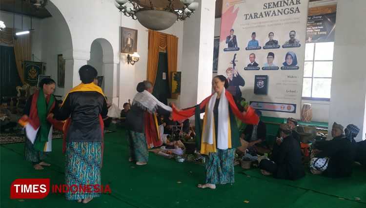 Pertunjukan seni tradisi Tarawangsa disela kegiatan Seminar Bahasa Sunda dan Tarawangsa di Bale Agung Srimanganti Sumedang Jabar, Senin (4/10/2022). (FOTO: Alan Dahlan/TIMES Indonesia)