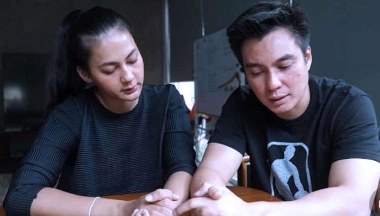 Pasangan selebriti, Baim Wong dan istrinya saat memberikan klarifikasi terkait konten prank laporan palsu (foto: Instagram/Baim Wong)