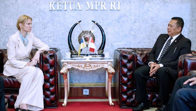 Ketua MPR RI Bambang Soesatyo menerima kunjungan Wakil Ketua Parlemen Ukraina H.E. Mrs Olena Kondratiuk, di Ruang Kerja Ketua MPR RI, di Komplek MPR RI, Jakarta, Rabu (5/10/22). (FOTO: dok MPR RI)