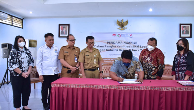 Asisten Perekonomian dan Pembangunan Sekda Kabupaten Tegal, Hendadi Setiaji saat menyaksikan penandatanganan bersama. (Foto : Humas Pemkab Tegal For Times Indonesia)