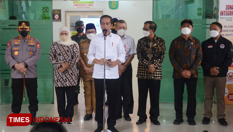 Presiden RI Joko Widodo saat ditemui di lobby RSSA Malang, Rabu (5/10/2022). (Foto: Adhitya Hendra/TIMES Indonesia)