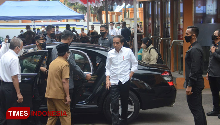 Presiden RI Joko Widodo saat baru tiba di RSSA Malang, Rabu (5/10/2022). (Foto: Adhitya Hendra/TIMES Indonesia)