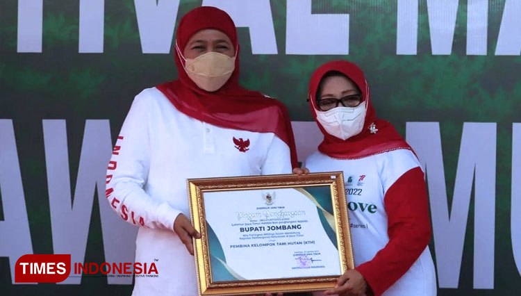 Bupati Jombang Mundjidah Wahab saat menerima penghargaan dari Gubernur Jatim. (FOTO: Humas Pemkab for TIMES Indonesia)