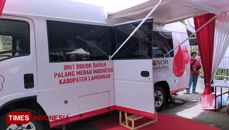 Mobil donor darah baru milik PMI Lamongan yang baru saja diluncurkan saat tasyakuran HUT ke-77 PMI, Rabu (5/10/2022). (FOTO: MFA Rohmatillah/ TIMES Indonesia)
