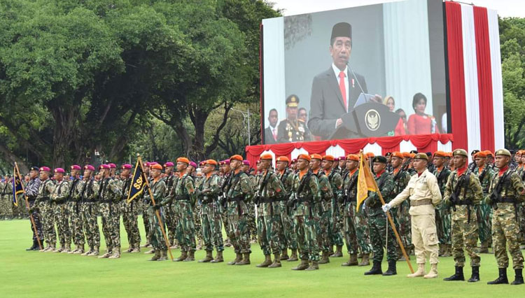 Presiden Jokowi saat jadi inspektur dalam upacara peringatan ke-77 TNI, di Istana, Jakarta. Dimana, dalam peringatan ini bertema 'TNI adalah Kita'. (FOTO: Setkab RI)