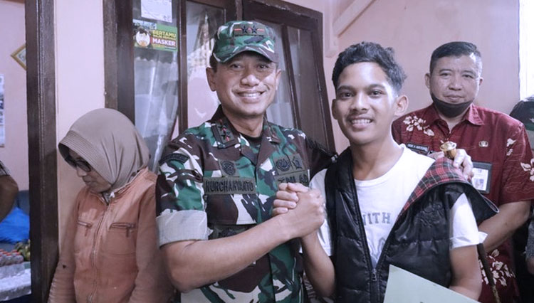 Temui Korban Tendangan Kungfu, Anggota TNI Minta Maaf