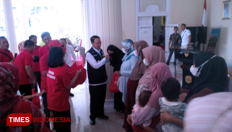 Pemkab Majalengka bersama istri-istri anggota DPR RI dari fraksi PDI Perjuangan memberikan bantuan kepada anak Stunting dan ibu hamil. (FOTO: Herik Diana/TIMES Indonesia)