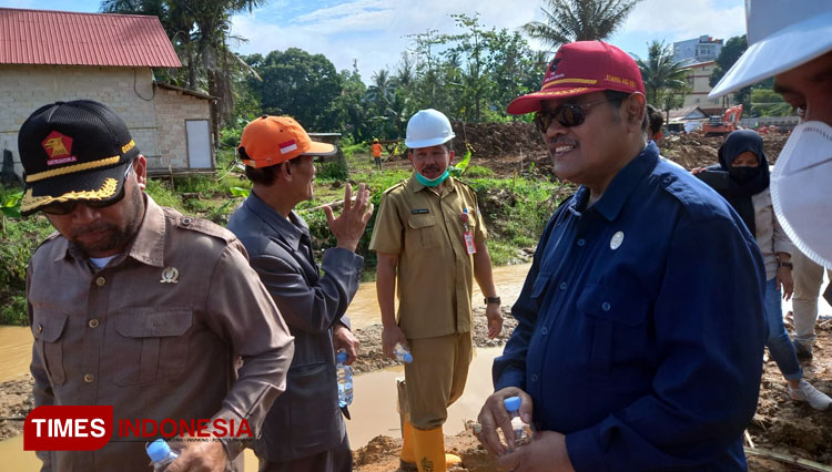 Anggota Komisi III DPRD Bontang Agus Suhadi (topi merah) bersama rekannya meninjau proyek Turap Sungai Bontang di Jalan Brokoli. (Foto: Kusnadi/TIMES Indonesia)