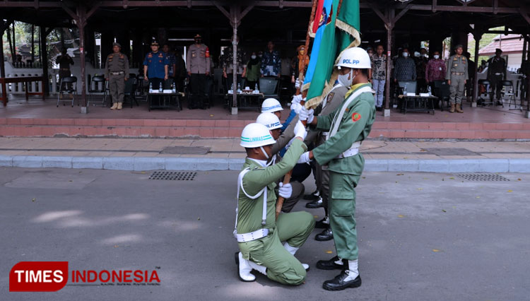 Bendera pataka sat diserahterimakan kepada Kabupaten Gresik (Foto: Akmal/TIMES Indonesia).