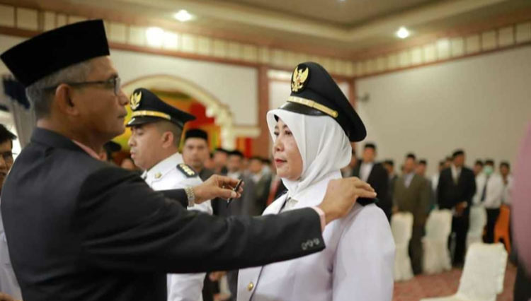 Bupati Nagan Raya, Jamin Idham melantik Sih Gunawati jadi Camat Tripa Makmur (Foto: Diskominfo for TIMES Indonesia)