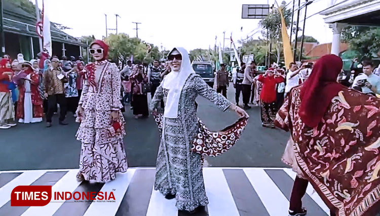 Melalui Dermayon Fashion Show Street, IWAPI Indramayu Kenalkan Batik Paoman