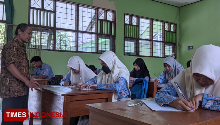 Kepala-SMAN-2-Pacitan-Giyono-b.jpg