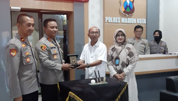 Penyerahan-Cinderamata.jpg