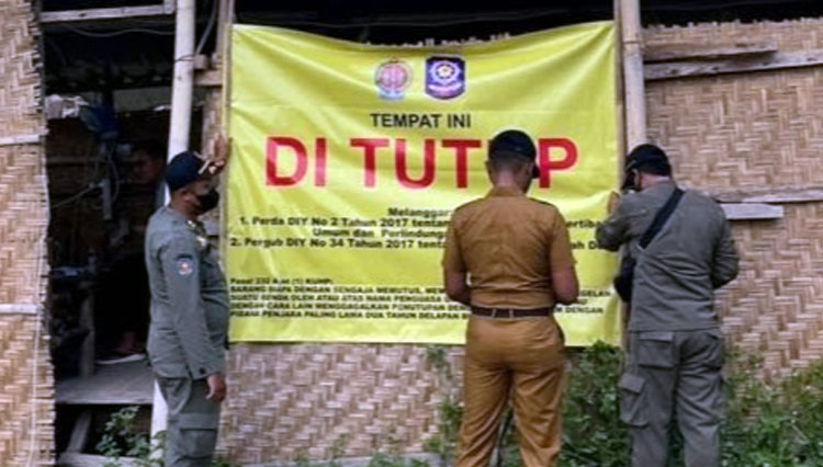 Satpol PP Pemda DIY menyegel aktivitas pembangunan perumahan di Caturtunggal, Depok, Sleman karena menggunakan tanah kas desa tanpa seizin Gubernur DIY dan Keraton Ngayogyakarta. (FOTO: Suara.com)