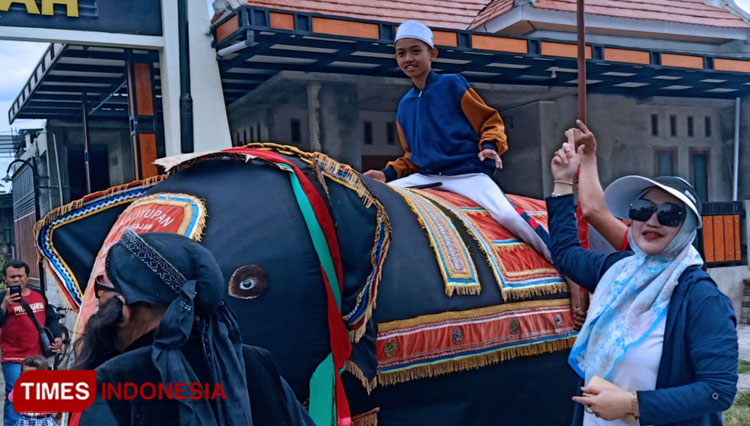 Peringati Maulid Nabi Muhammad SAW, Warga Ponorogo Gelar Seni Gajah-gajahan