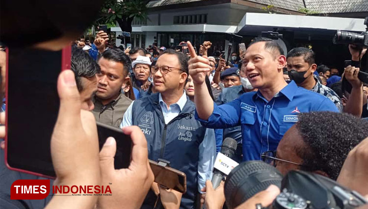 AHY dan Anies Baswedan menyapa rekan-rekan media saat memasuki gedung DPP Partai Demokrat. (FOTO: Ahmad N Fahmi/TIMES Indonesia)