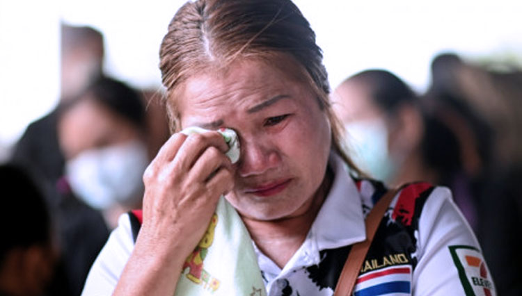 Seorang kerabat korban menangis di luar di Pusat Anak Uthai Sawan yang diserang oleh penyerang tunggal di kota Nongbua Lamphu, timur laut Thailand, Jumat pagi, 7 Oktober 2022. (FOTO: Bangkok Post)