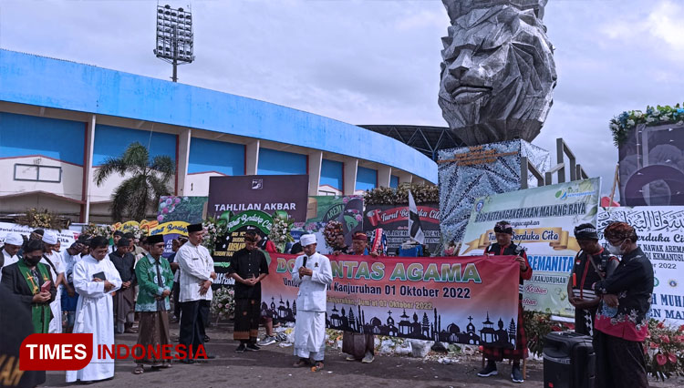 Doa lintas agama untuk korban tragedi di Stadion Kanjuruhan, Jumat (7/10/2022). (Foto: Ferry/TIMES Indonesia)