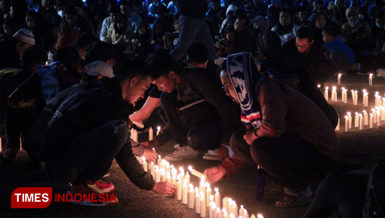 Doa bersama Aremania di Stadion Kanjuruhan Malang. Jumat (7/10/2022). (FOTO: Tria Adha/TIMES Indonesia)