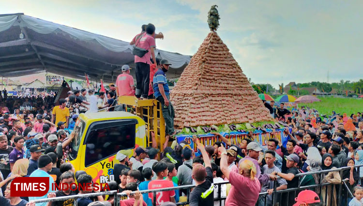 Suasana Festival Grebeg Tahu di Desa Sumbermulyo, Jombang, Jawa Timur, Jum'at (7/10/2022). (FOTO : Rohmadi/TIMES Indonesia)
