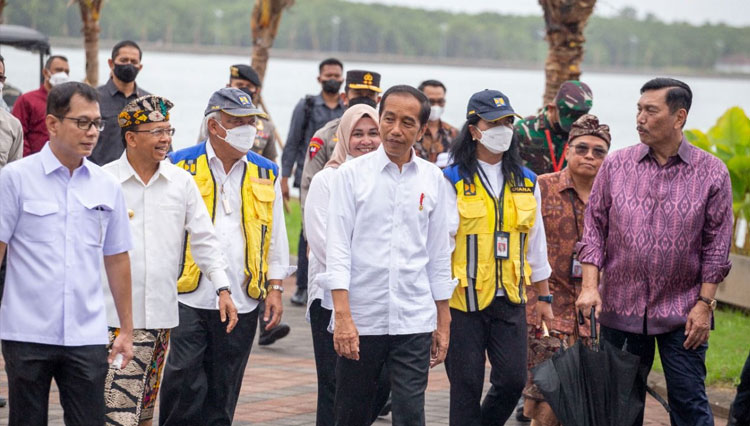 Menteri PUPR RI  Basuki Hadimuljono dampingi Presiden RI Jokowi meninjau pelaksanaan peningkatan infrastruktur jelang KTT G20 di Provinsi Bali, Kamis (6/10/2022). (FOTO: Biro Komunikasi Publik Kementerian PUPR RI)