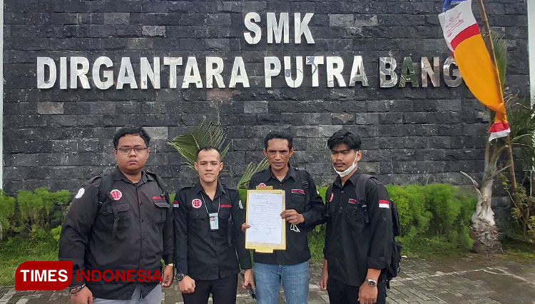 LKBH Pandawa Yogyakarta ketika mendatangi SMK Dirgantara Putra Bangsa Sleman. (FOTO: Fajar Rianto/TIMES Indonesia)