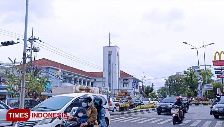 Lalu-lintas-Jalan-Jenderal-Basuki-Rahmat-Kota-Malang.jpg