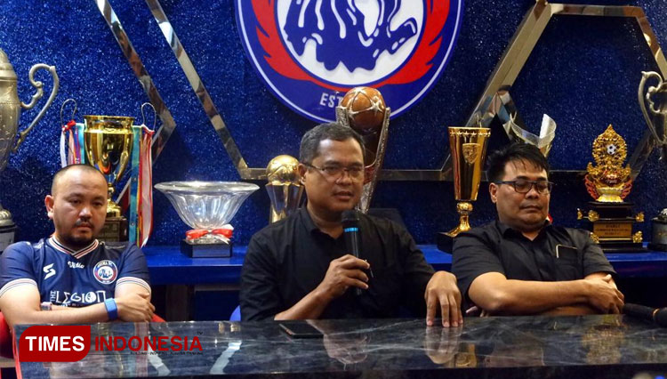 Ketua Panpel Arema FC (tengah) saat mengadakan jumpa pers soal tragedi Kanjuruhan Malang di kantor Arema FC, Jumat (7/10/2022). (Foto: Rizky Kurniawan Pratama/TIMES Indonesia)