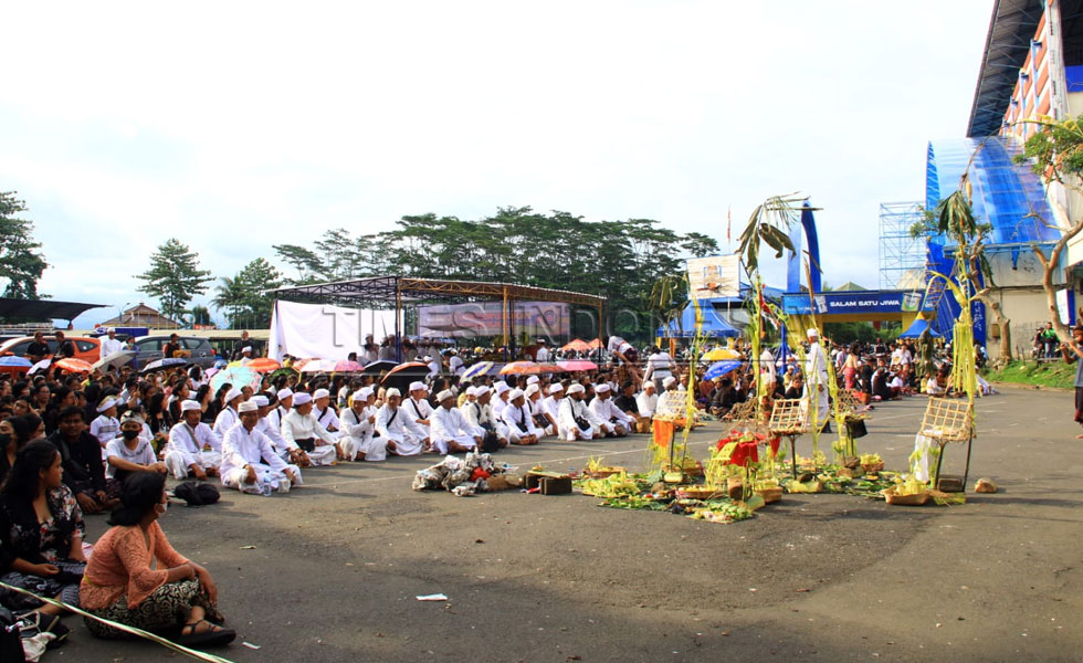 Ritual ruwatan dan doa umat Hindu se Kabupaten Malang di Stadion Kanjuruhan pasca tragedi 1 Oktober lalu. Jumat (7/10/2022). (Foto: Tria Adha/TIMES Indonesia)