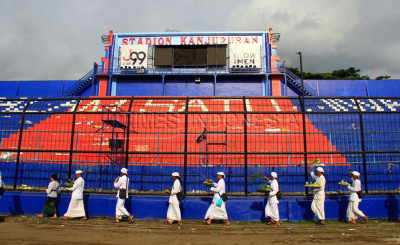 Umat Hindu Malang Ruwat Stadion Kanjuruhan