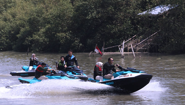 Wali Kota Surabaya Eri Cahyadi menjajal salah satu wahana di Romokalisasi Adventure Land. (Foto: Humas Pemkot Surabaya) 