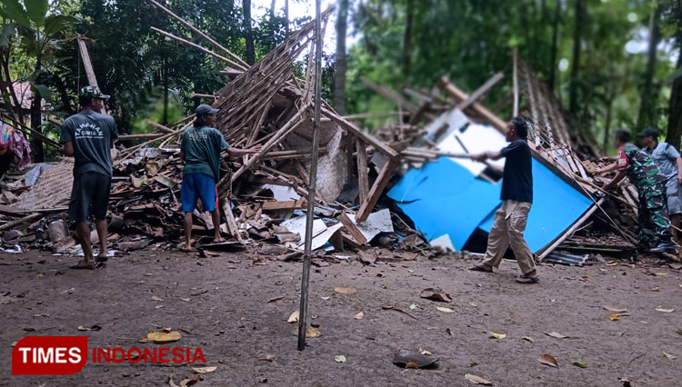 Rumah warga di Desa Balokang ambruk setelah diguyur hujan lebat. (Foto: Susi/TIMES Indonesia)2. Iping, Ketua BPD Desa Balokang saat memberikan keterangan terkait status rumah yang terkena musibah ambruk. (Foto: Susi/TIMES Indonesia)