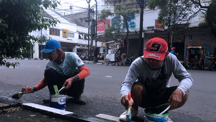 Gerakan positif Pepeling (Pemuda Pecinta Lingkungan) melakukan kegiatan bersih-bersih di sejumlah kawasan Kota Bandung. (Foto: Humas Bandung)
