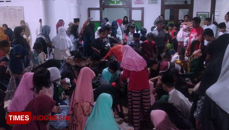 Jamaah anak-anak saat berebut mengambil uang koin di lantai (Foto: Yobby/TIMES Indonesia)
