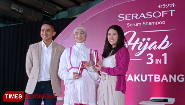 (ki-ka) dr. Danar Wicaksono MSc, SpDV, Anselma Putri, dan Aprilia Valentina dalam peluncuran Serasoft Serum Shampoo Hijab 3in1. (FOTO: Fahmi/TIMES Indonesia)