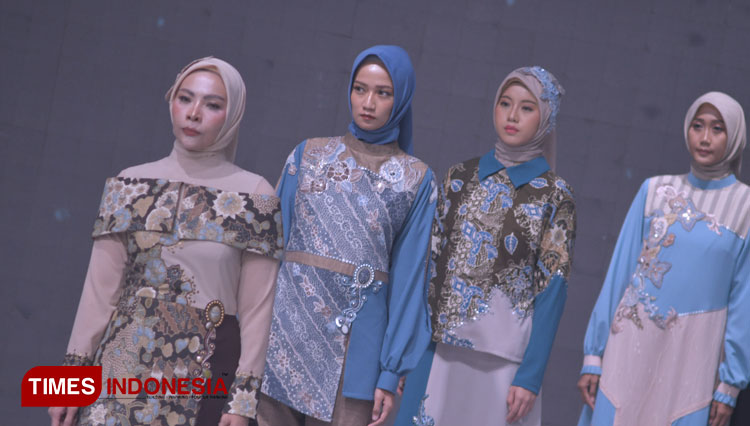 Lia Afif Dan Aura Padukan Batik Jombang Dan Ulos Medan Di Surabaya Fashion Parade 2022 Times 