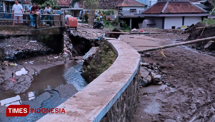 Petugas melakukan penanganan bencana alam banjir yang terjadi di beberapa titik. (FOTO: Muhammad Dhani Rahman/TIMES Indonesia)
