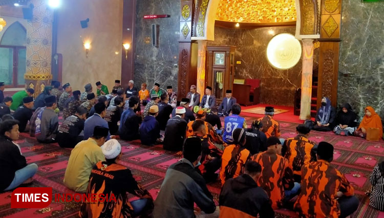 Suasana haru biru begitu terasa dalam doa bersama pembacaan Yasin dan Tahlil memperingati 7 hari tragedi Stadion Kanjuruhan di Masjid An Nur, Kota Batu. (Foto: Muhammad Dhani Rahman/TIMES Indonesia).