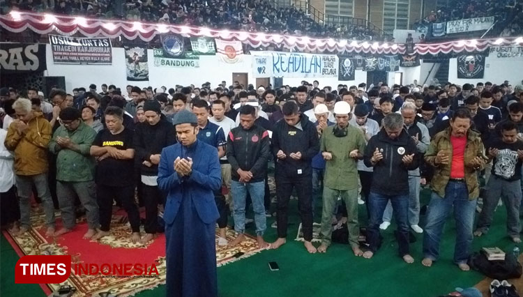 Suporter se-Bandung Raya menggelar doa bersama dan shalat gaib untuk korban tragedi Kanjuruhan di GOR Saparua, Bandung. (Foto: Megha Nugraha/TIMES Indonesia)