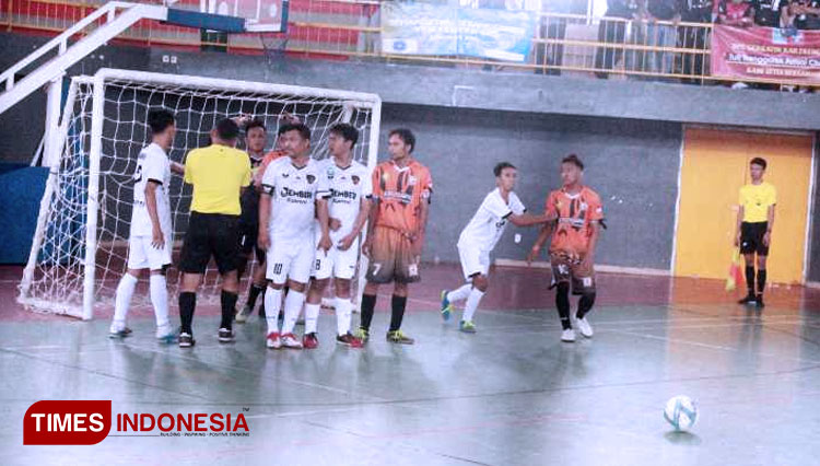 pertandingan-di-Kompetisi-Futsal-Tuli-se-Jatim-2.jpg