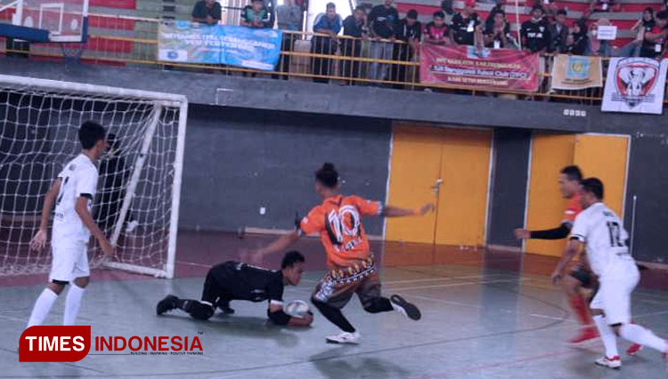 Salah satu pertandingan di Kompetisi Futsal Tuli se-Jatim di GOR Jayabaya, kota Kediri (FOTO: Yobby/TIMES Indonesia) 