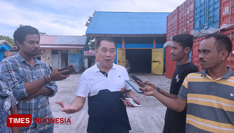 Pengusaha sekaligus distributor sembako dan bahan bangunan terbesar di Pulau Morotai, Denny Lauyanto, saat diwawancarai awak media di Pelataran Pelabuhan Laut HMS Lastori Morotai. Senin sore, 10 Oktober 2022. (Foto: Abdul H Husain/TIMES Indonesia)