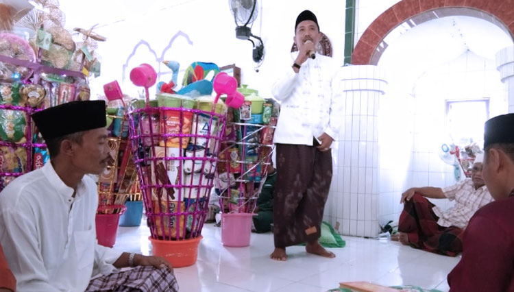 Camat Tambak Pulau Bawean Nur Syamsi saat menghadiri maulid nabi (Foto: Doc Kecamatan Tambak for TIMES Indonesia).