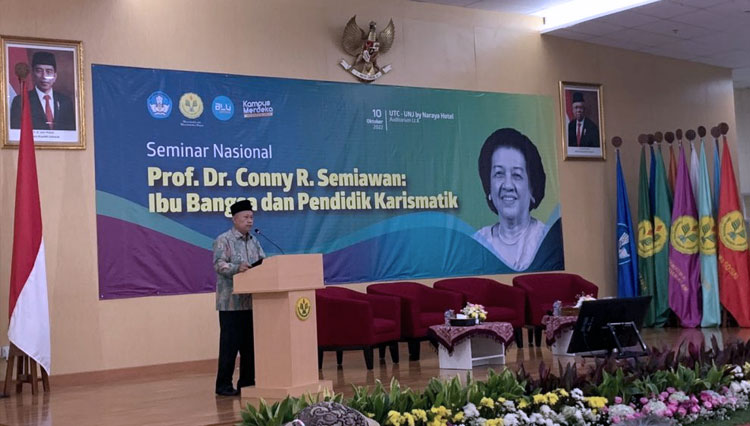 Prof. Komarudin selaku Rektor UNJ saat beri sambutan dalam seminar nasional Prof. Conny.