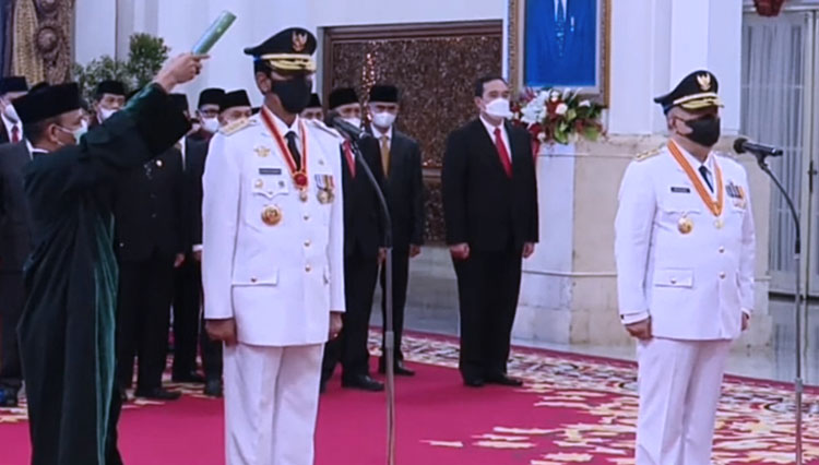 Prosesi pelantikan Sultan HB X dan Paku Alam X sebagai Gubernur dan Wakil Gubernur DIY Periode 2022-2027 di Istana Negara Jakarta Pusat. (FOTO: Tangkapan Layar A Riyadi)