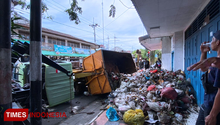 Truk Sampah Terguling di Jalan MH. Thamrin Banyuwangi (Foto: Fazar Dimas/TIMES Indonesia)