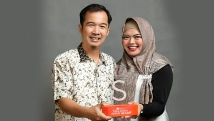 Caption1:  Couplepreneur, owner Moika Food dan penghargaan dari Shopee. (Foto: Dokumen pribadi)