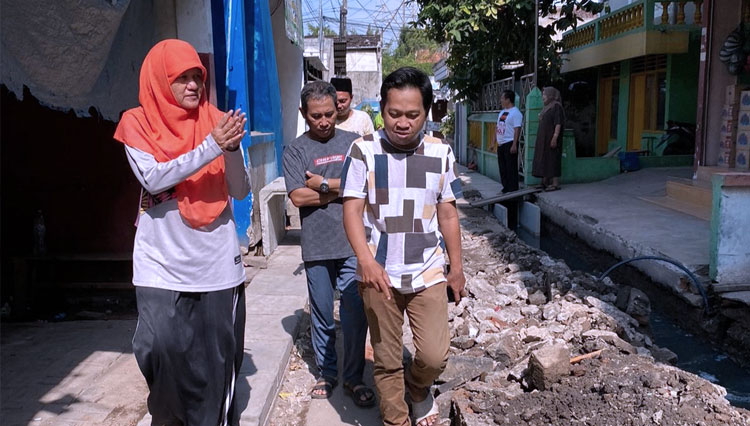 Wakil Ketua DPRD Surabaya Reni Astuti saat meninjau pembangunan saluran air di kawasan perkampungan Simo Pomahan Baru 1, Sukomanunggal, Surabaya, Selasa (11/10/2022). (FOTO: Dok. DPRD Surabaya)