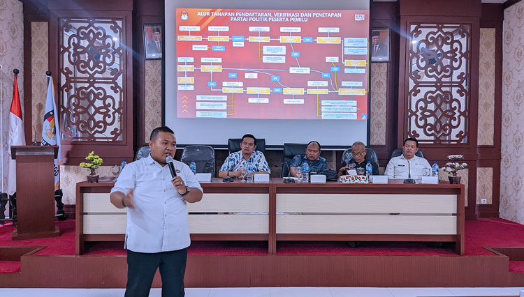 Komisioner KPU Kabupaten Probolinggo, Divisi Teknis, Agus Harianto Andinata dalam kegiatan rapar koordinasi. (Foto: Dokumen/TIMES Indonesia)
